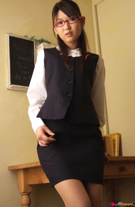 性感的亞洲秘書 Noriko Kijima 脫光衣服，露出絲襪和陰部