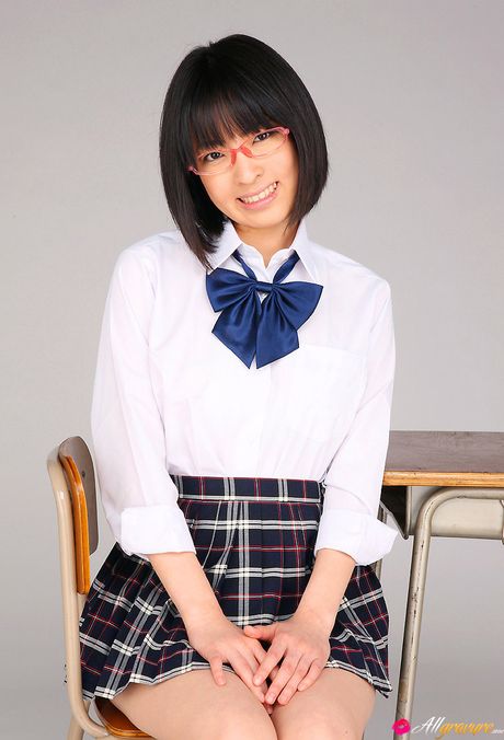 優秀な日本のティーン、ましろ杏が小さな胸を誇示し、制服姿でポーズをとる