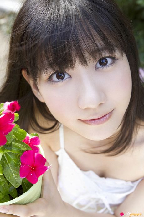 Bikini model Yuki Kashiwagi reveals her perfect ass in the garden