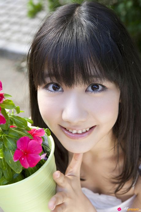 Bikini model Yuki Kashiwagi reveals her perfect ass in the garden