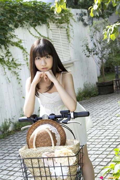 Bikini model Yuki Kashiwagi reveals her perfect ass in the garden