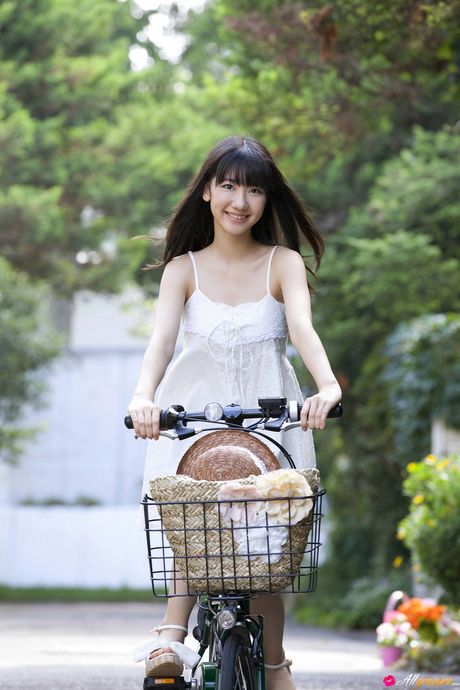 Bikini model Yuki Kashiwagi reveals her perfect ass in the garden