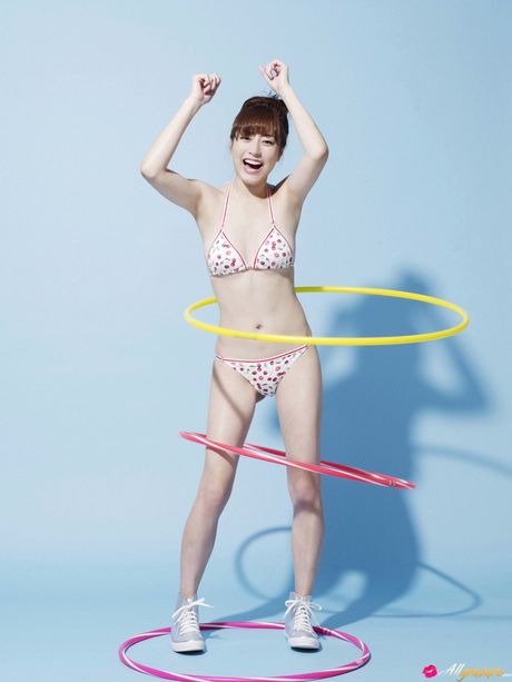 アジアの美女、杉本有美が巨大なおっぱいを披露し、ストッキング姿でポーズをとる