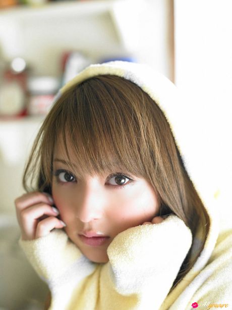 亞洲寶貝佐佐木希炫耀她的小乳房並獨自擺姿勢