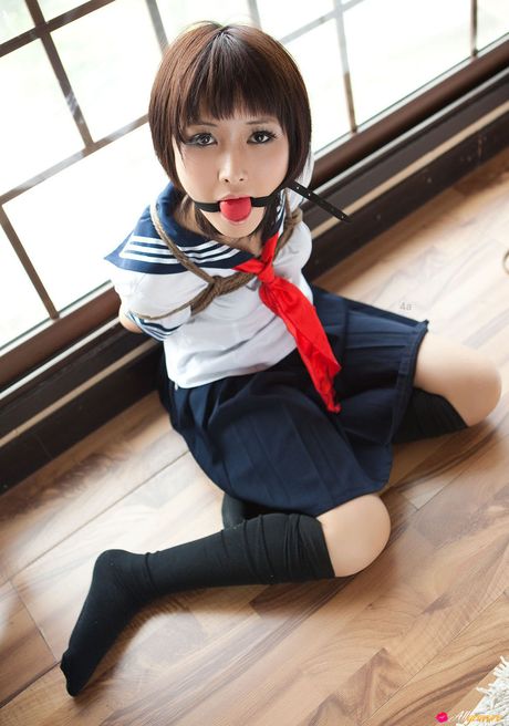 女學生 Dimdim 被老師綁起來並堵住嘴