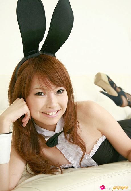 日本寶貝炫耀她的大屁股和天然乳房