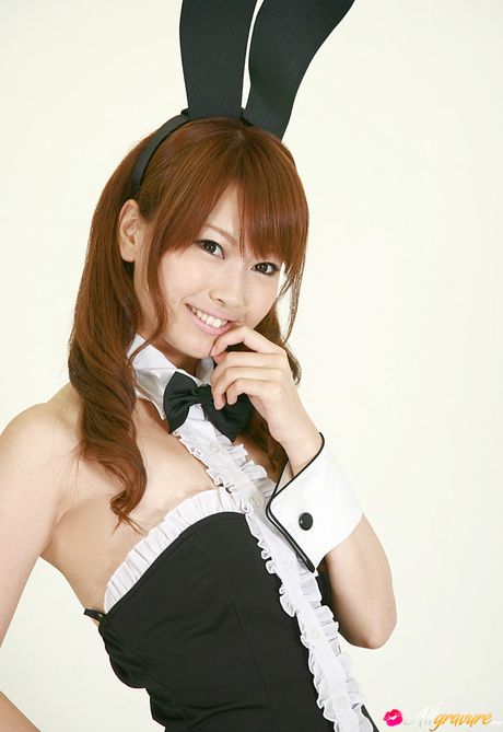 日本寶貝炫耀她的大屁股和天然乳房