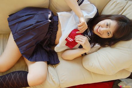 谷桃子は自分の体を披露するのが大好きな日本のティーンです