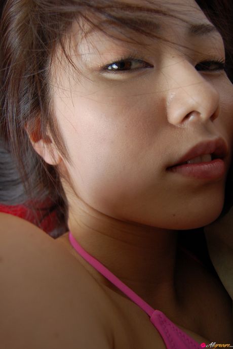 谷桃子は自分の体を披露するのが大好きな日本のティーンです