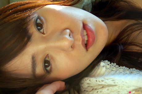 谷桃子は自分の体を披露するのが大好きな日本のティーンです