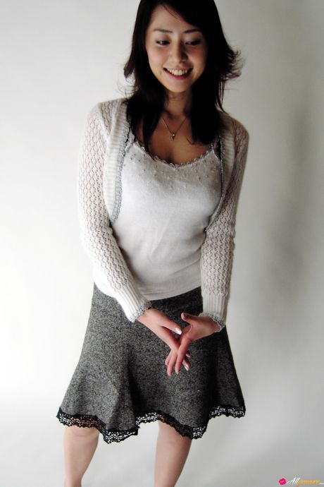 谷桃子は自分の体を披露するのが大好きな日本のティーンです