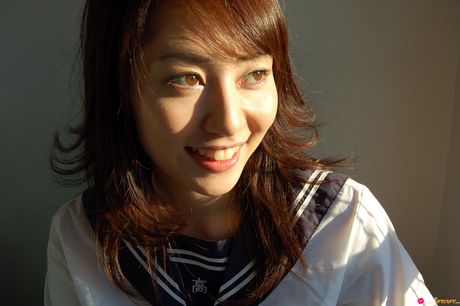 谷桃子は自分の体を披露するのが大好きな日本のティーンです