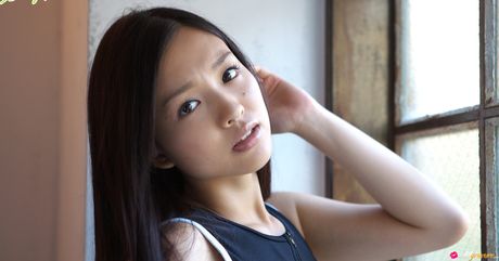 静香は自分の体を披露するのが大好きな美しいアジアの美女です