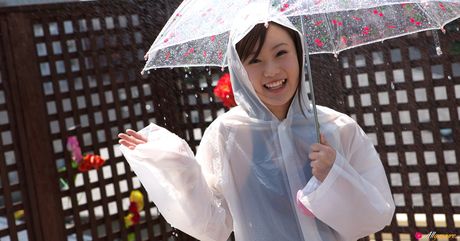 アジアの美女、優木かなが裏庭で水着を脱ぐ