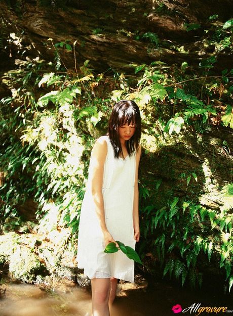 Asiatisk søde Yui Aragaki tager sin bikini af og viser sin bare hud frem på stranden