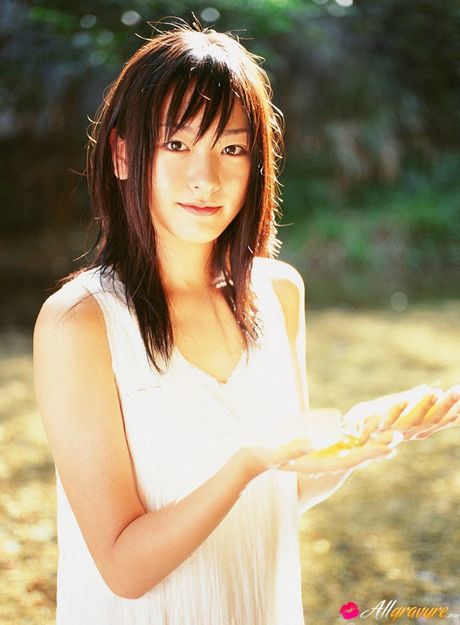 Asiatisk søde Yui Aragaki tager sin bikini af og viser sin bare hud frem på stranden