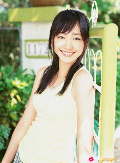 亞洲美女新垣結衣脫下比基尼，在海灘上裸露肌膚