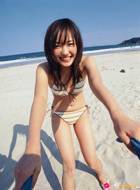 Asiatisk søde Yui Aragaki tager sin bikini af og viser sin bare hud frem på stranden