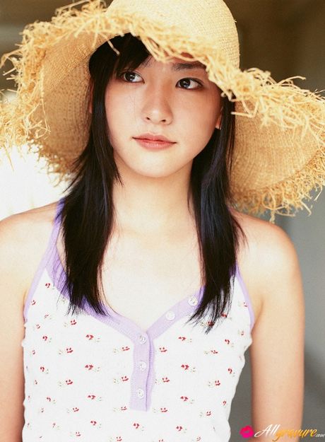 Asiatisk søde Yui Aragaki tager sin bikini af og viser sin bare hud frem på stranden