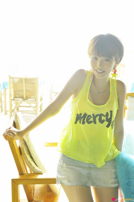 Aya Hirano præsenterer sine små bryster og går nøgen foran kameraet udendørs