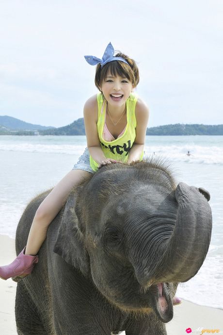 Aya Hirano præsenterer sine små bryster og går nøgen foran kameraet udendørs