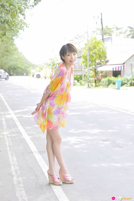 Aya Hirano præsenterer sine små bryster og går nøgen foran kameraet udendørs