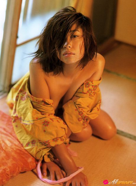 亞洲少女井上直子在大自然中對著鏡頭展示她的大胸脯，全裸上身