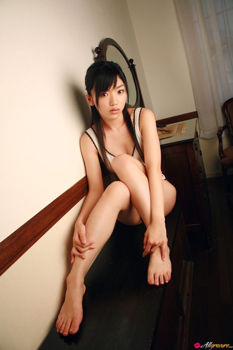 Mørkhåret japansk pige Hatsune Matsushima afslører sin store røv og viser sin perfekte krop