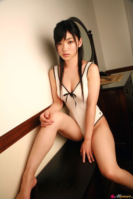 Mørkhåret japansk pige Hatsune Matsushima afslører sin store røv og viser sin perfekte krop