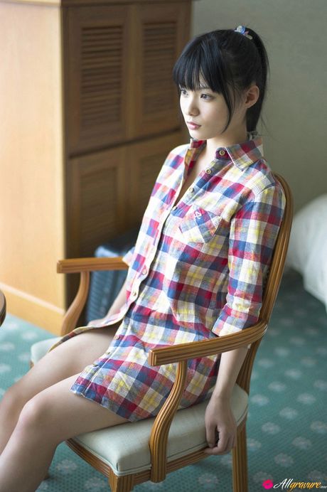 アジアの美女、星名美津紀が、素晴らしい巨乳と野外でのポーズを披露