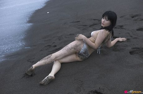 アジアの美女、星名美津紀が、素晴らしい巨乳と野外でのポーズを披露