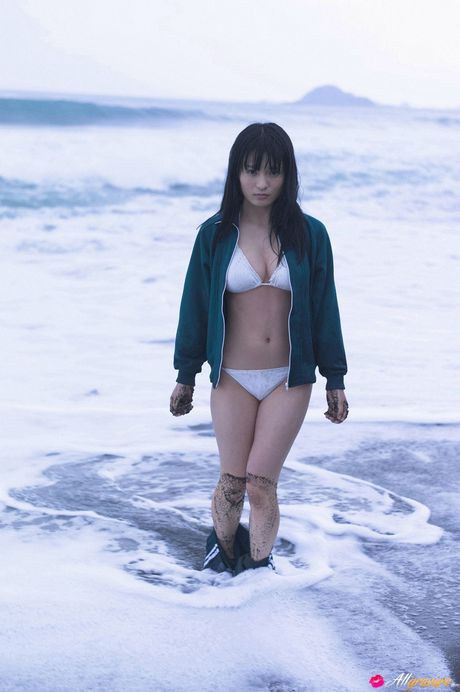 アジアの美女、星名美津紀が、素晴らしい巨乳と野外でのポーズを披露