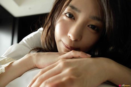 Den asiatiske dukke Mei Kurokawa har et uhyggeligt smil, mens hun tager nøgen på