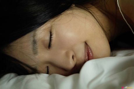 Den asiatiske dukke Mei Kurokawa har et uhyggeligt smil, mens hun tager nøgen på