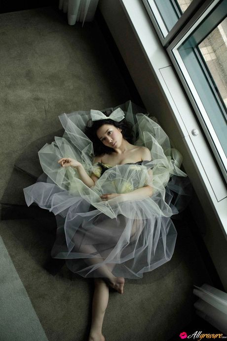 Den asiatiske dukke Mei Kurokawa har et uhyggeligt smil, mens hun tager nøgen på