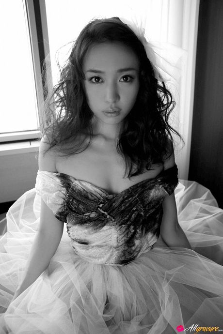 Den asiatiske dukke Mei Kurokawa har et uhyggeligt smil, mens hun tager nøgen på