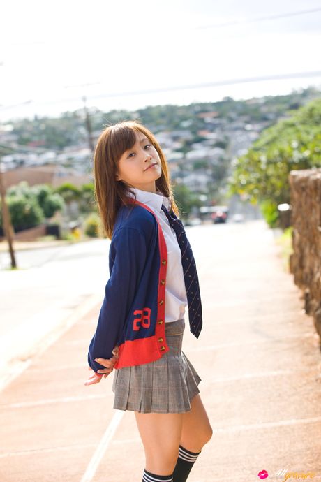 Asiatisk pige Ai Takahashi bliver nøgen på en bænk i knæstrømper