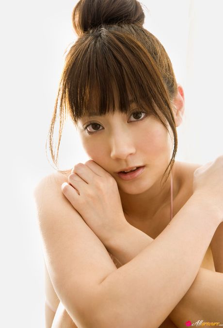 性感的亞洲女孩安娜中川脫光內褲，展現她完美的臀部