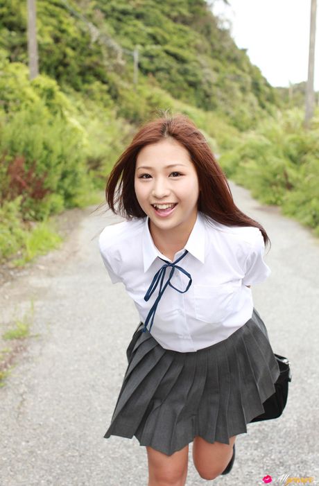 茶色の目をした佐山彩香はポーズをとるのが大好きな日本の美人です