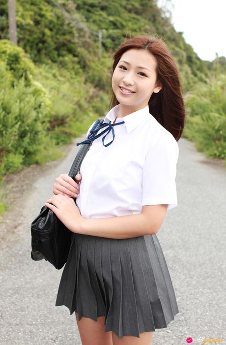 棕色眼睛的 Ayaka Sayama 是一位喜歡擺姿勢的日本美女