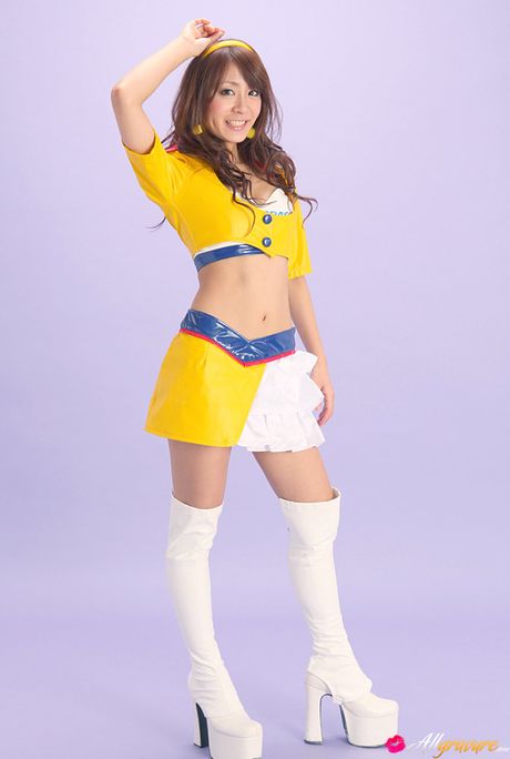 Den forførende asiatiske teenager Yuki Aikawa viser sine store bryster frem og poserer i strømpebukser