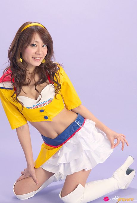 迷人的亞洲女孩 Yuki Aikawa 炫耀她的大乳房並穿著絲襪擺姿勢