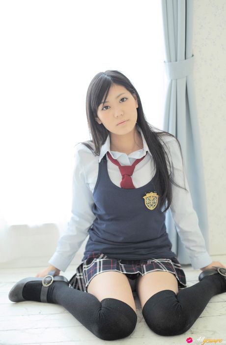 A: 亞洲女學生 Saemi Shinohara 炫耀她天然的小乳房並穿著絲襪擺姿勢