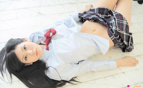 アジアの女子高生、篠原冴美が天然の小さなおっぱいを披露し、ストッキング姿でポーズをとる