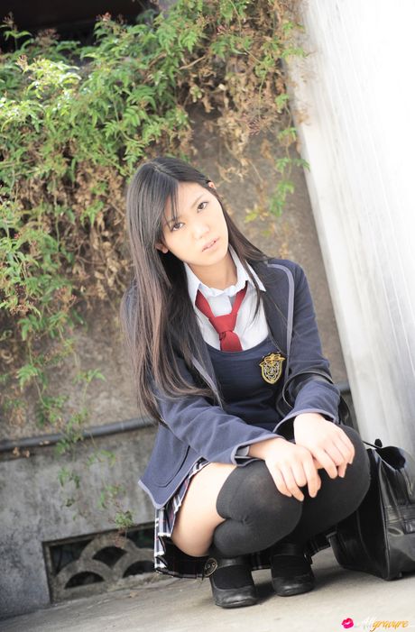 アジアの女子高生、篠原冴美が天然の小さなおっぱいを披露し、ストッキング姿でポーズをとる