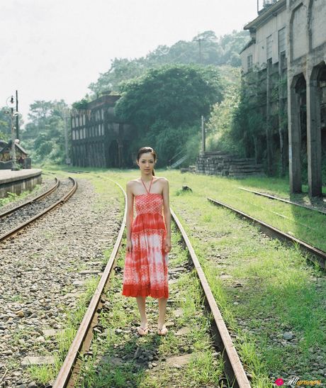 亞洲女孩 Rina Aizawa 在花園裡展示她的大胸部並擺姿勢