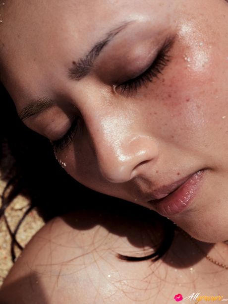 亞洲少女 Neo 在樹林裡裸體展示自己，露出她毛茸茸的陰部