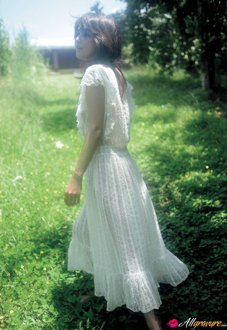 亞洲少女 Neo 在樹林裡裸體展示自己，露出她毛茸茸的陰部