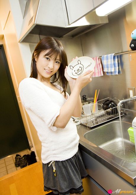 Asiatisk skønhed Nana Hoshizawa blotter sine små bryster og poserer solo