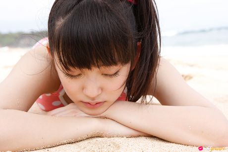 亞洲青少年 Airi Suzuki 展示她嬌小的乳房並獨自擺姿勢